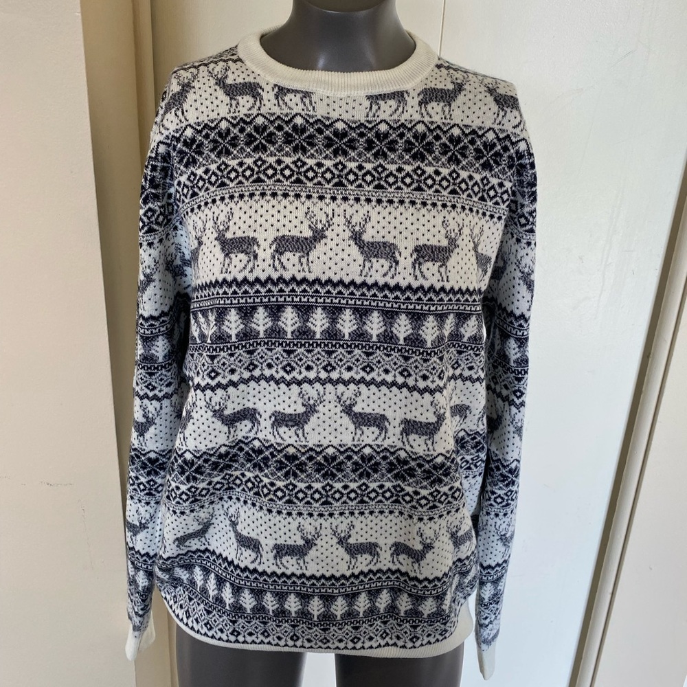 Thread bare Christma size large blue/ white 💯 acrylic crew deer design sweater.
